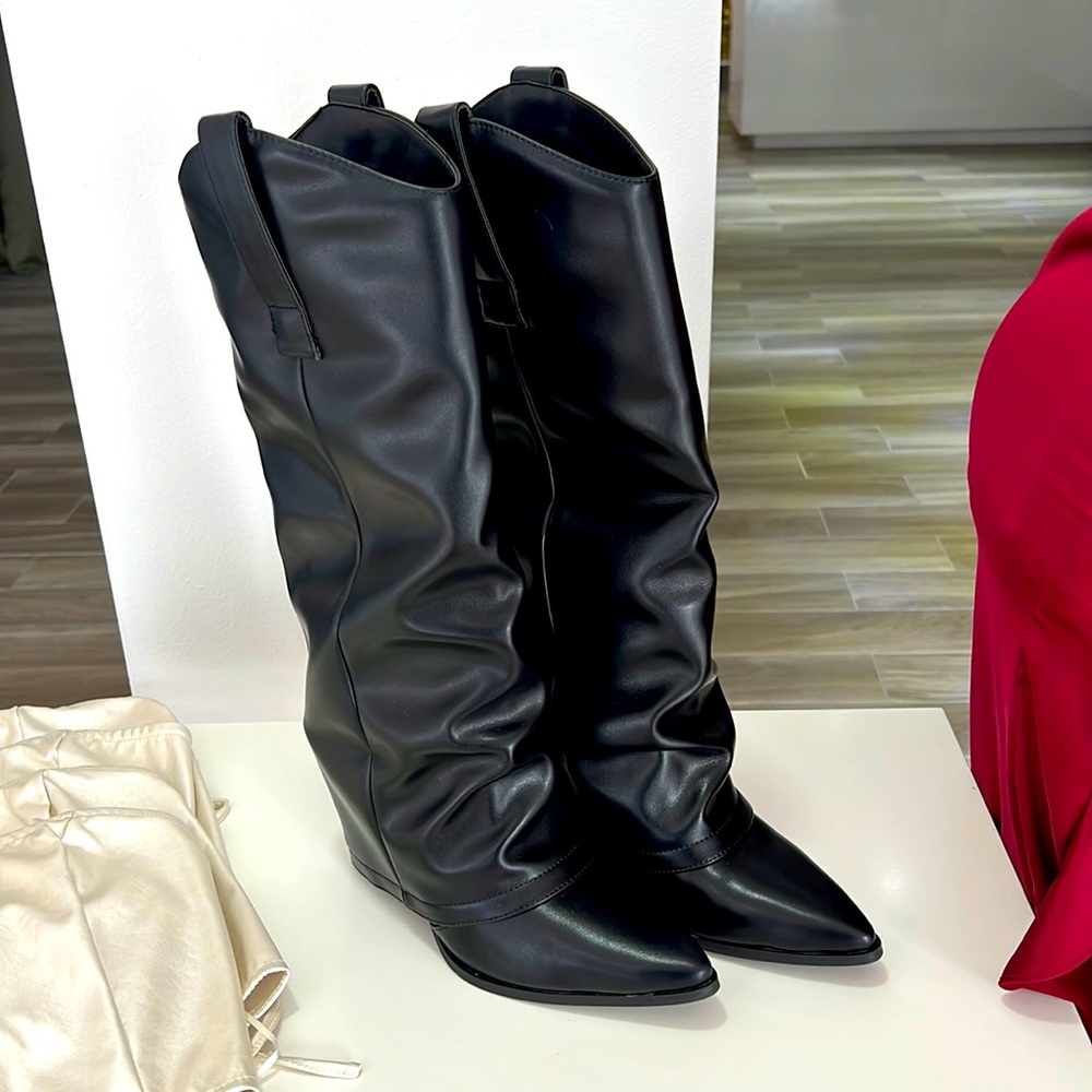 Women black leather cowboy boots 🖤🖤🖤